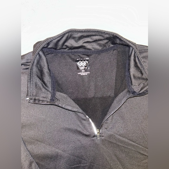 Legend Longlseeve Sport Top. Size medium - Picture 2 of 4